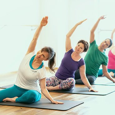 Teilnehmerinnen trainieren mit einem Online Pilates Kurs von Pilates & Friends